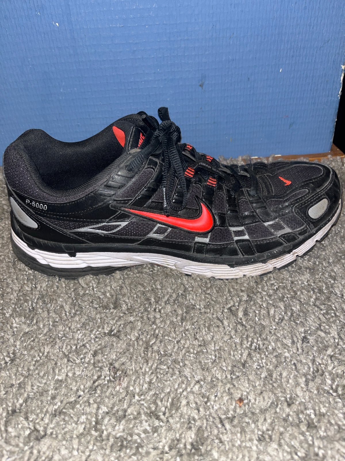 Nike P-6000 sneakers zwart met rode details, Kleding | Heren, Ophalen of Verzenden, Gedragen, Zwart, Sneakers of Gympen