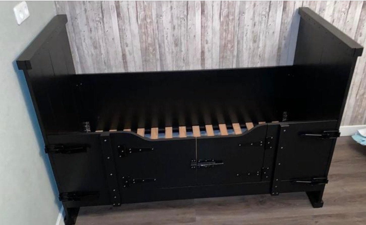Peuterbed met deurtjes, Kinderen en Baby's, Kinderkamer | Bedden, Ophalen, Gebruikt, 70 tot 85 cm, 140 tot 160 cm