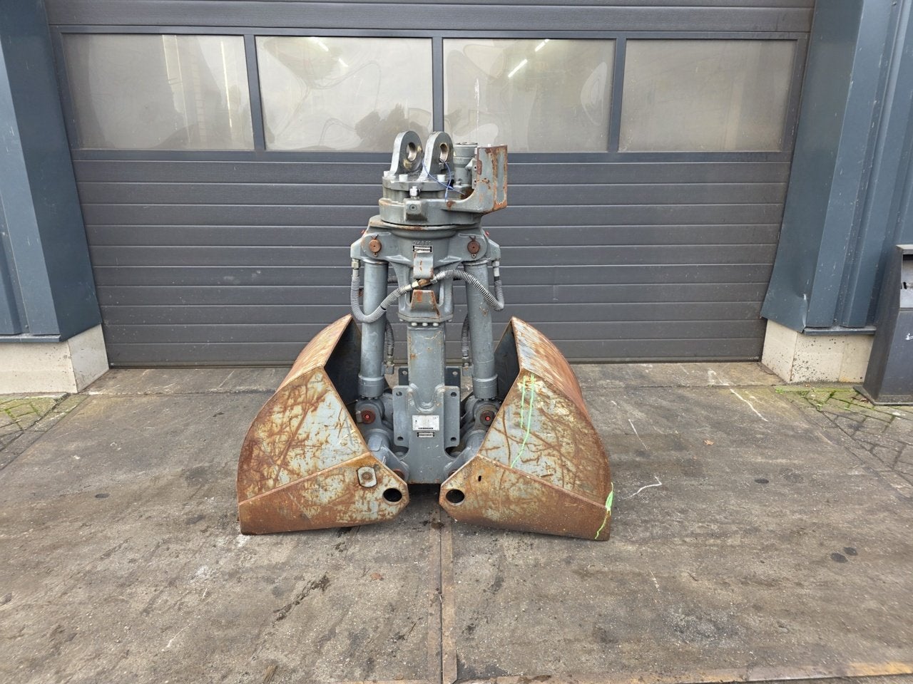 liebherr gm 810 clamshell, Zakelijke goederen