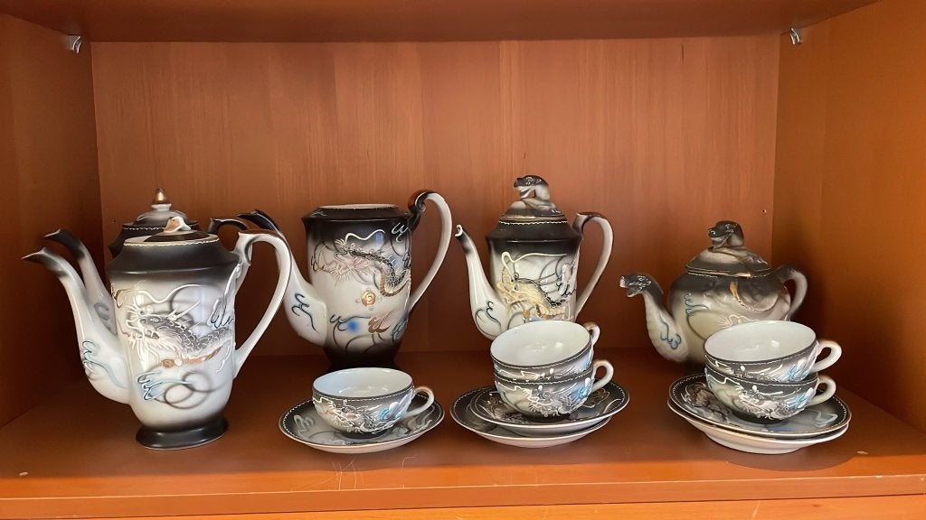 Dragonware theeservies - 4 potten en 5 kopjes met schotels, Ophalen, Gebruikt, Porselein, Compleet servies