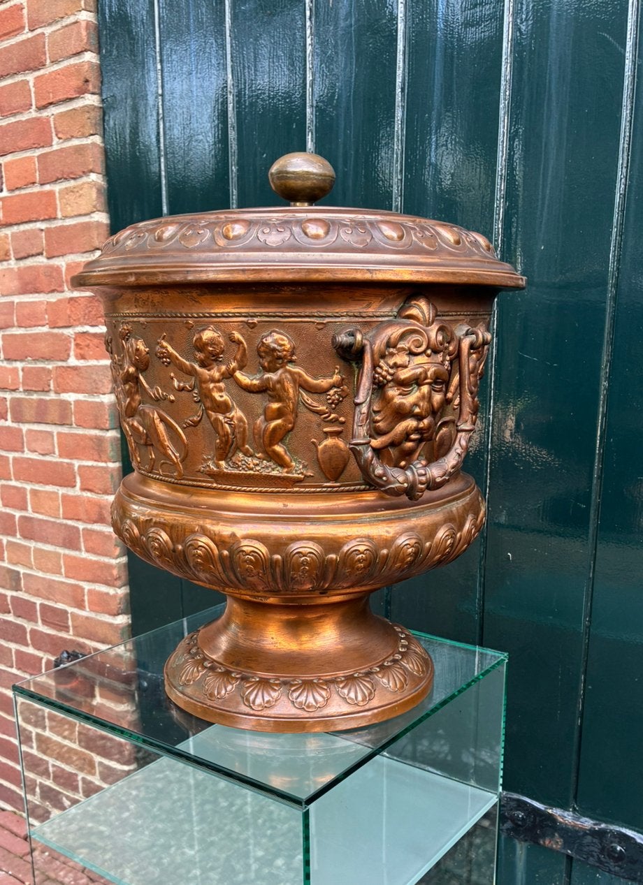 Grote Wijnkoeler, roodkoper met mythologische figuren, Ophalen