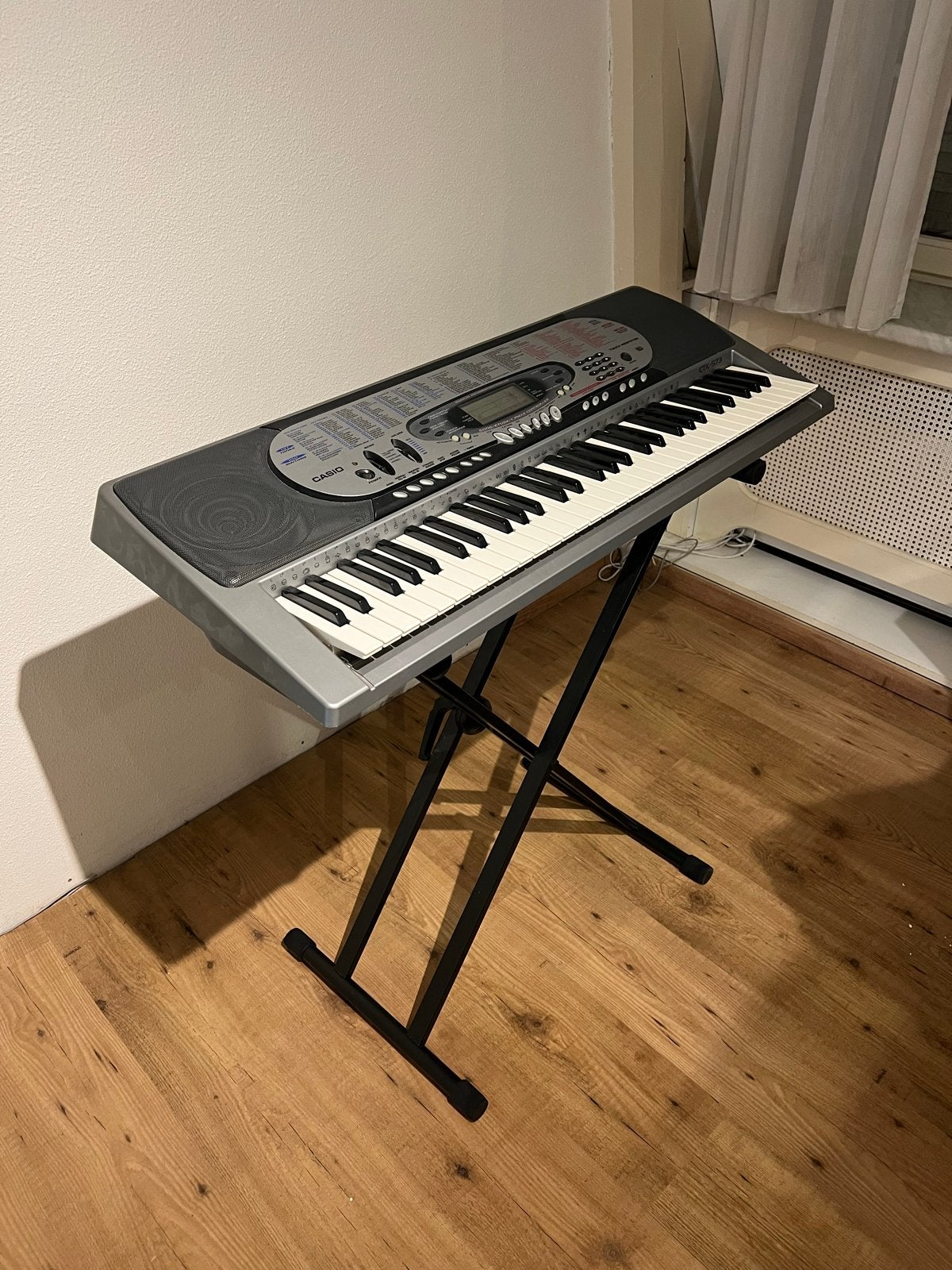 Casio CTK-571 Keyboard met standaard en handleidingen, Ophalen, Casio, Aanslaggevoelig, 61 toetsen