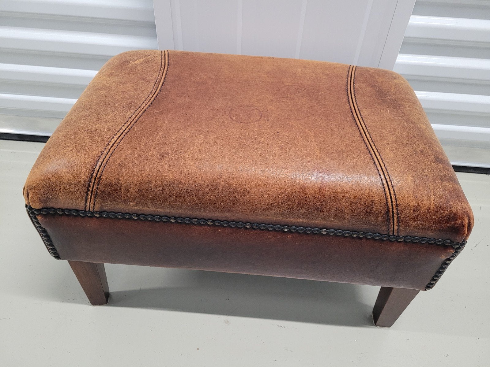 Leren vintage voetenbankje / poef, Huis en Inrichting, Banken | Voetenbanken en Poefen, Gebruikt, Onbekend, Minder dan 50 cm, Ophalen of Verzenden