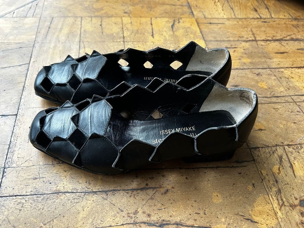 Issey Miyake - Stephane Kelian Zwart leren schoenen, Kleding | Dames, Schoenen, Issey Miyake, Ophalen of Verzenden, Gedragen, Instappers