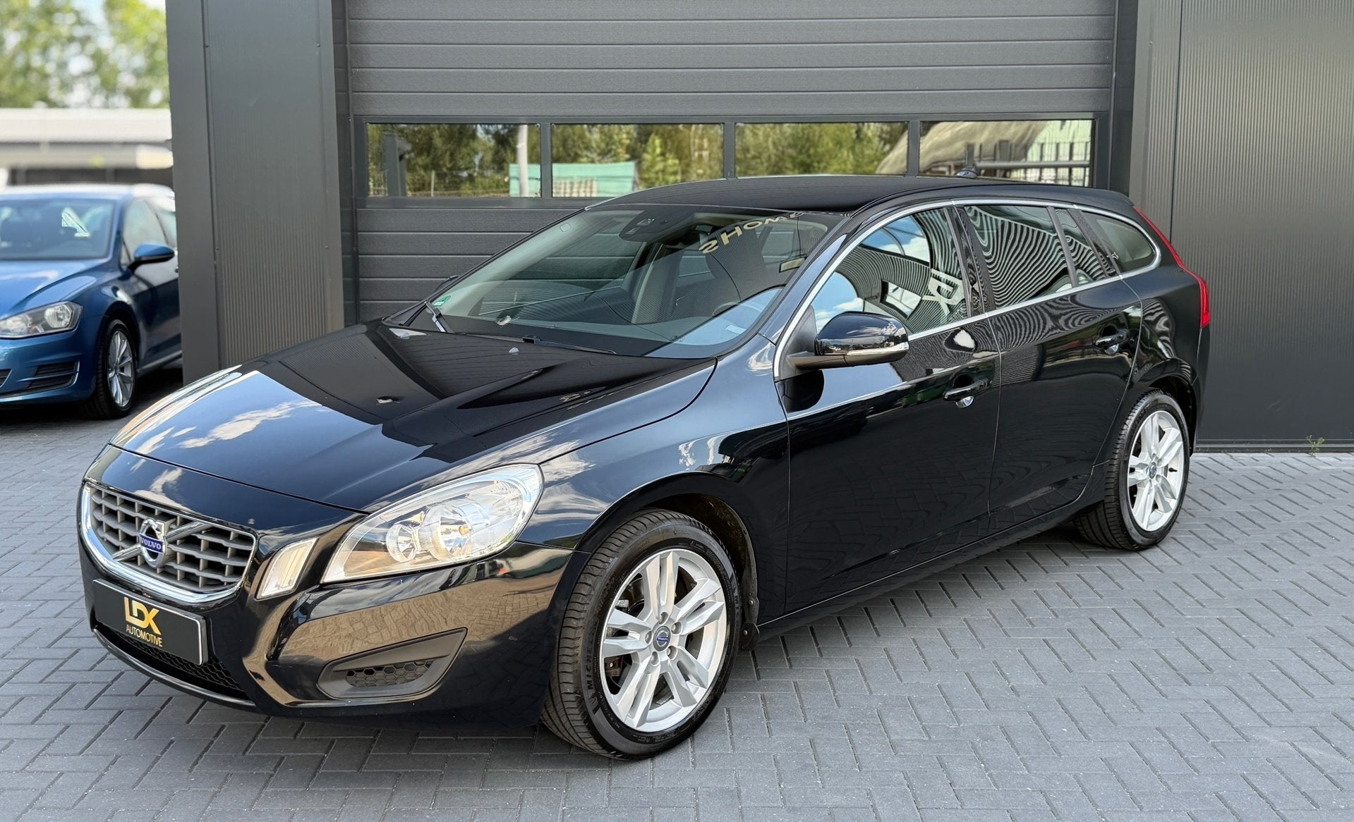 Volvo V60 1.6 T3 Momentum|Trekhaak|Automaat|Airco|Cruise, Auto's, Gebruikt, 4 cilinders, 150 pk, Leder en Stof