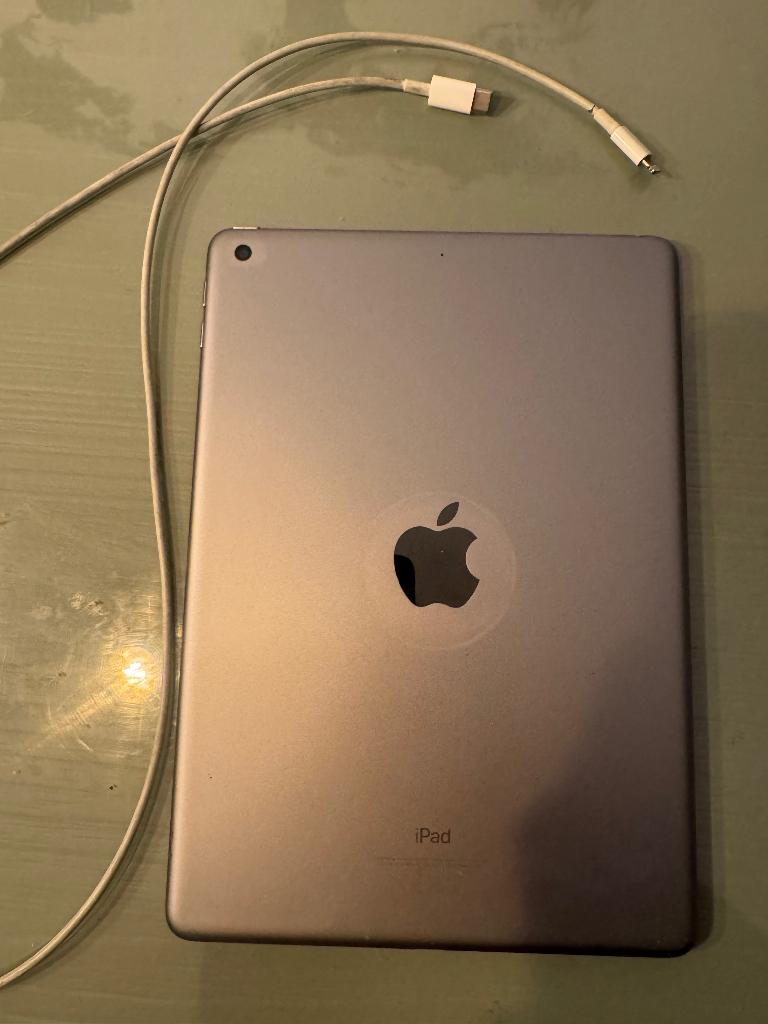 Apple iPad 6e generatie 32GB Wi-Fi Spacegrey + kabel, Computers en Software, Apple iPads, 10 inch, 32 GB, Apple iPad, Ophalen of Verzenden