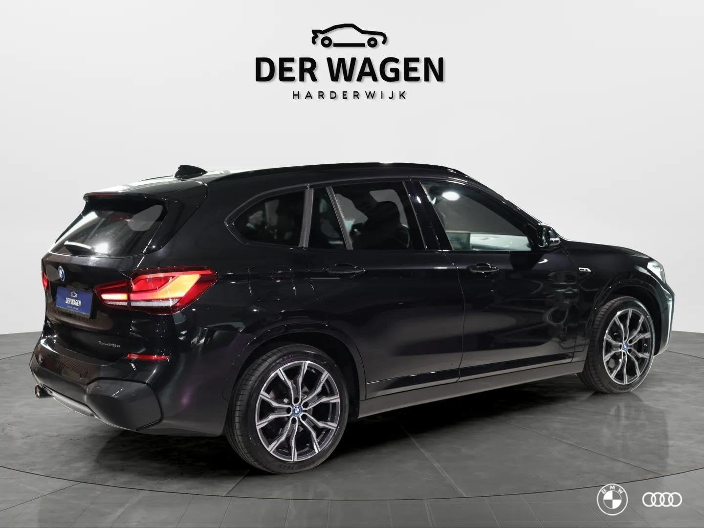 BMW X1 xDr25e M SPORT / HEADUP / HIFI / TREKHAAK / CAMERA /, Auto's, BMW, Stof, Met garantie (alle), Zwart, Bedrijf