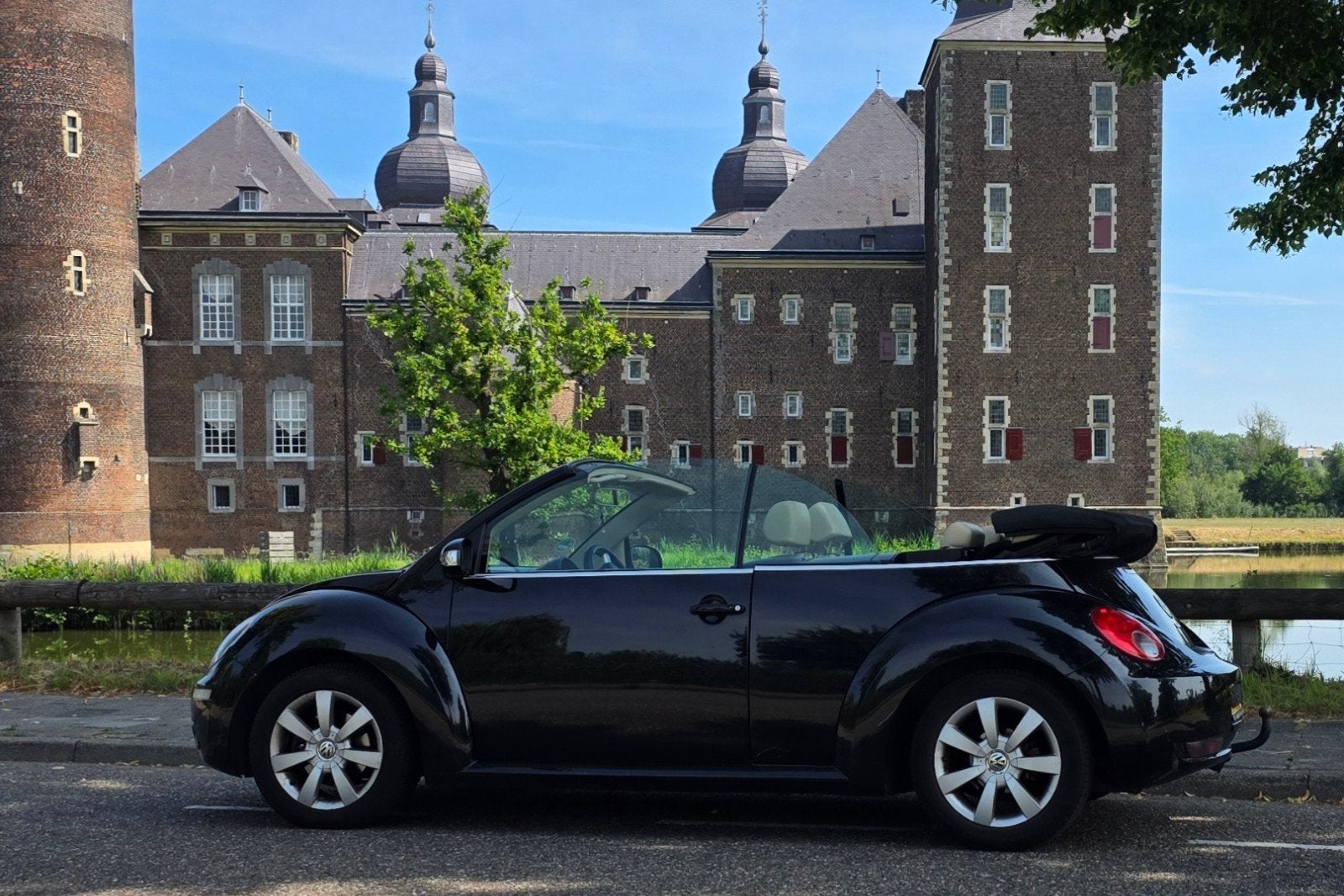 Volkswagen Beetle (Kever) 1.6 Cabriolet 75KW 2005 , 211000km, Beetle (Kever), 4 cilinders, Cabriolet, 4 stoelen