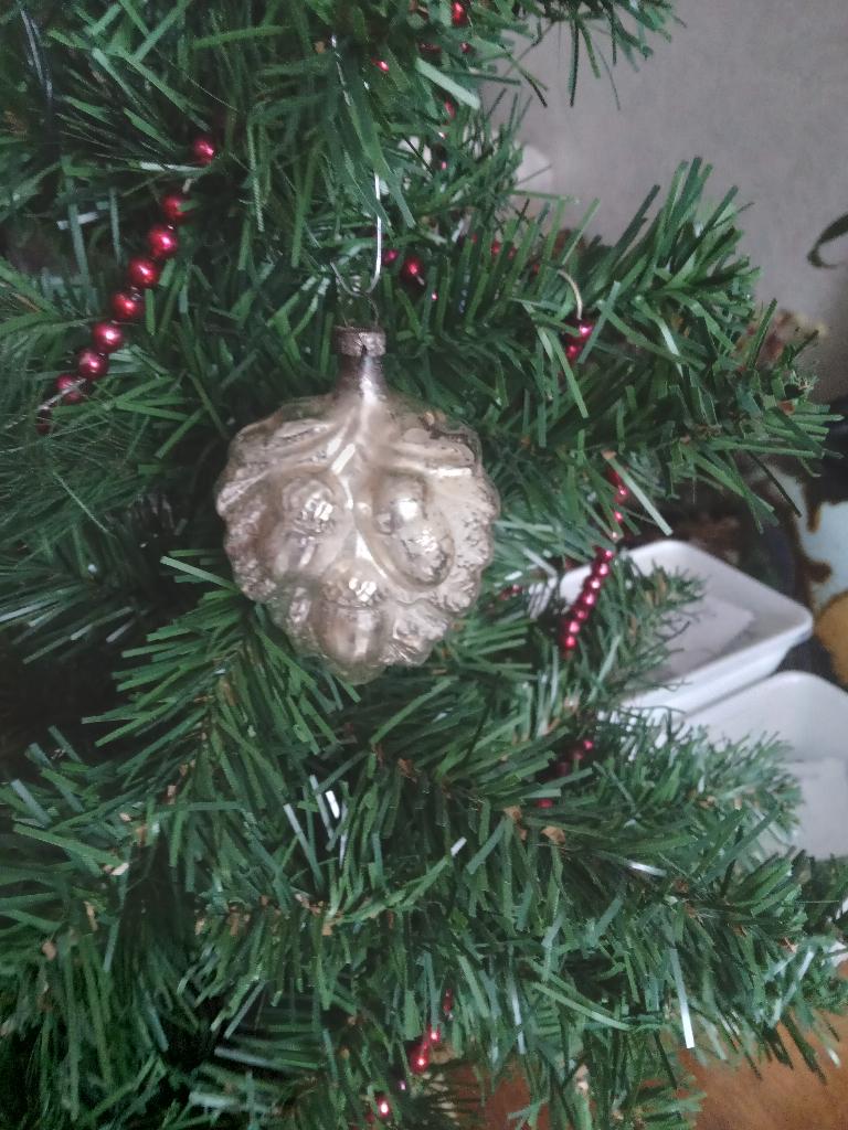 zilverkleurige oude glazen kerstbal model hart relief eikel, Diversen, Kerst, Ophalen of Verzenden, Gebruikt