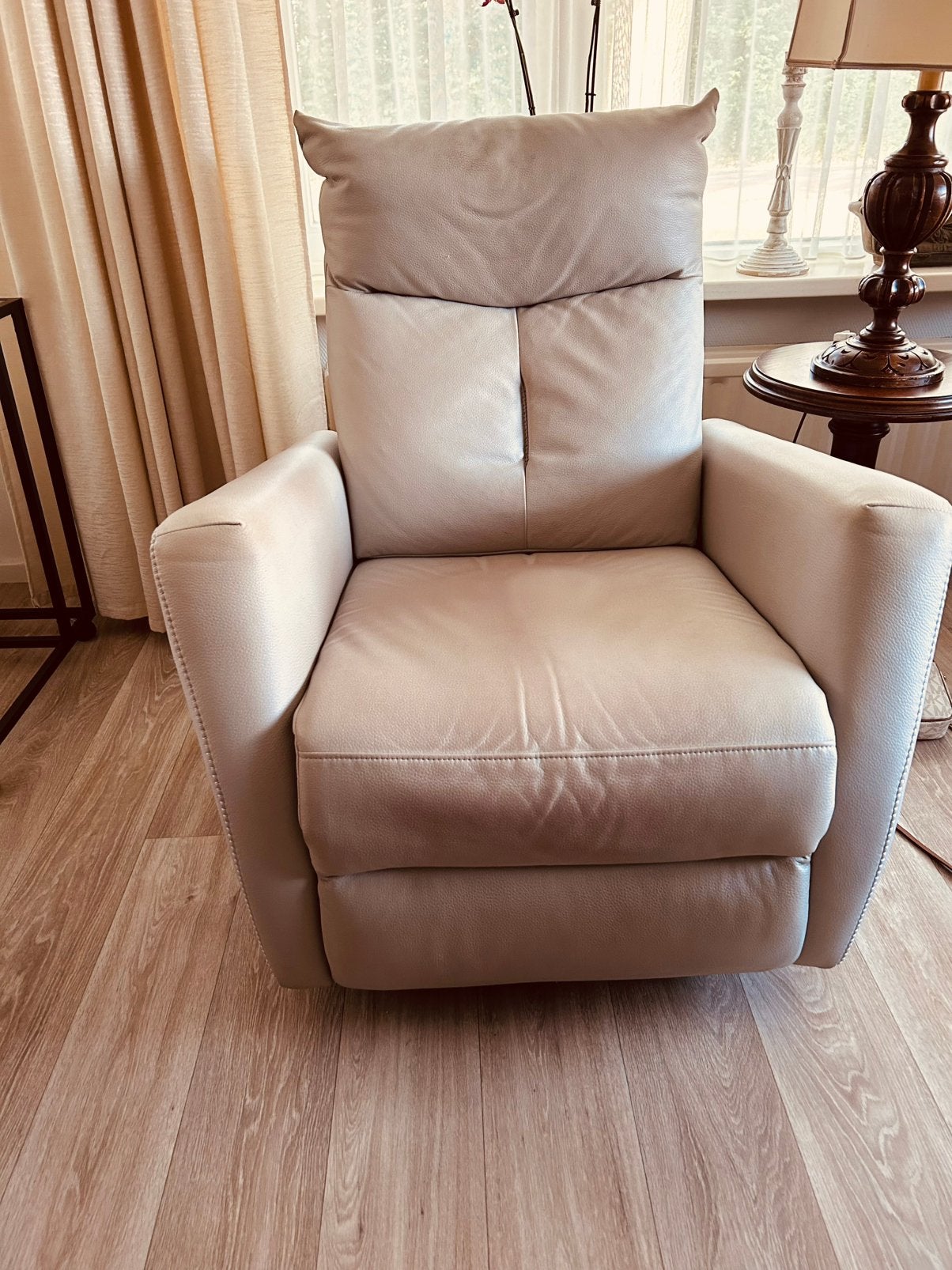 Twee stuks fauteuils.  Met lichte gebruikers sporen, Ophalen, Gebruikt, 50 tot 75 cm, Leer