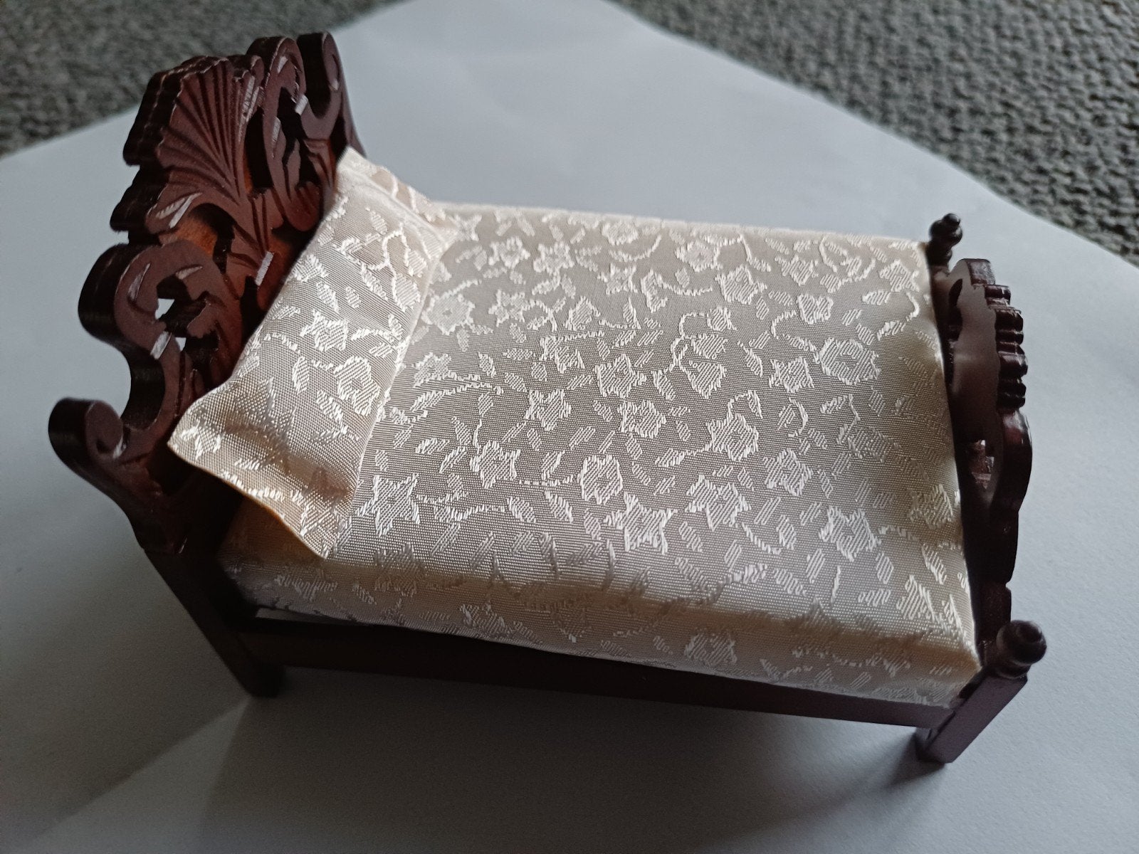 poppenhuis TUDOR victoriaans bed matras JBM/GOKI houtsnijwe, Ophalen of Verzenden, Zo goed als nieuw, Decoratie