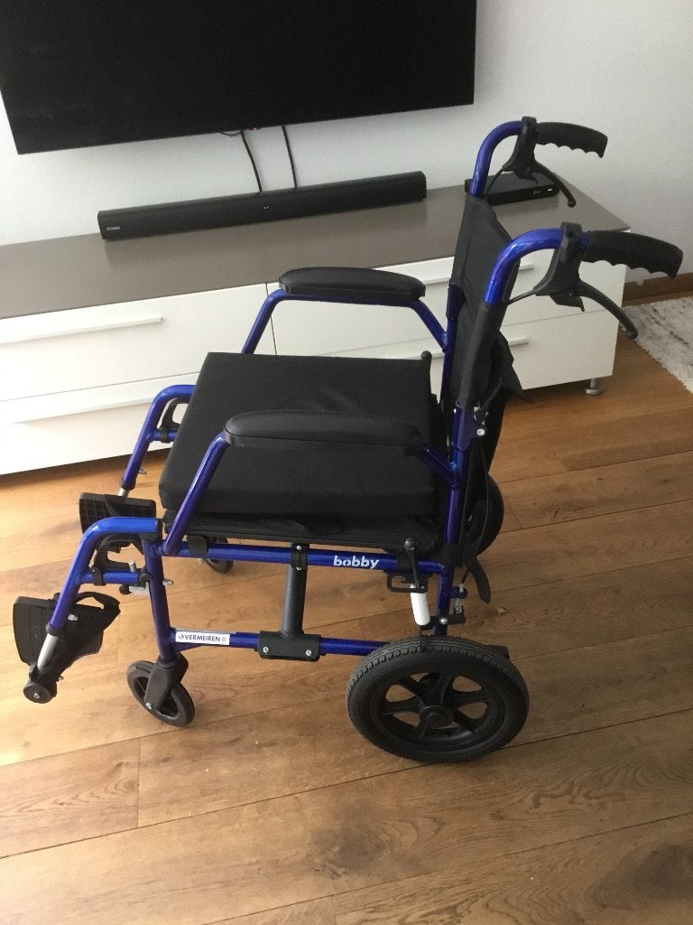 Lichtgewicht compacte Vermeire rolstoel Bobby, Diversen, Rolstoelen, Ophalen, Inklapbaar, Zo goed als nieuw, Duwrolstoel