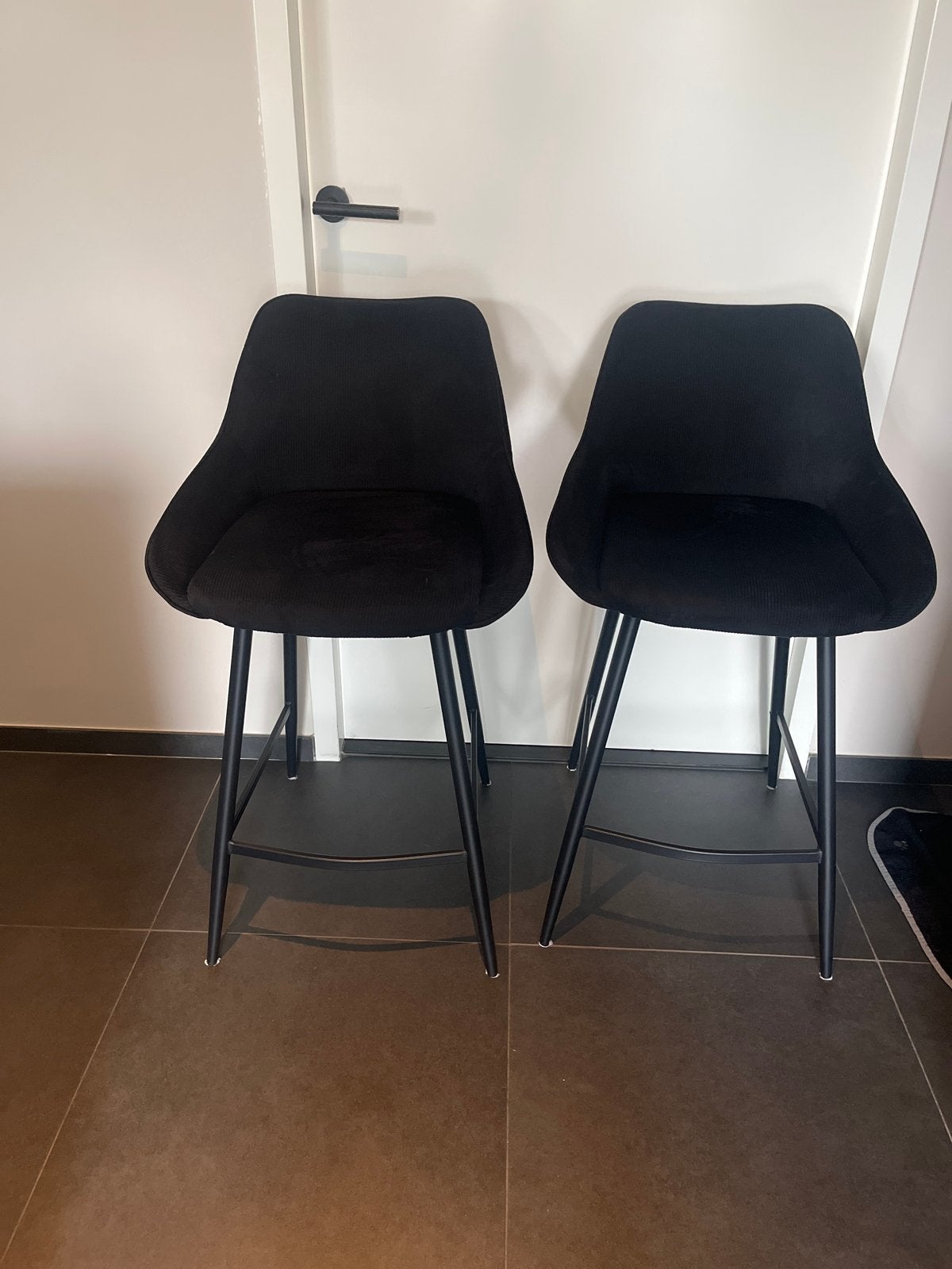 Twee barstoelen van ribstof, 64cm hoog
