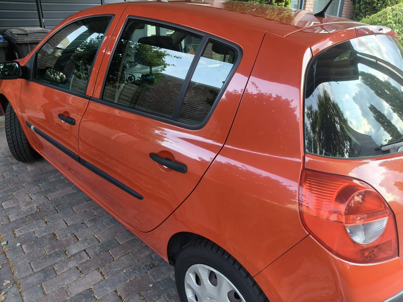 Foto 5 van Renault Clio 1.2 16V 55KW 5-DRS E4 2005 Rood