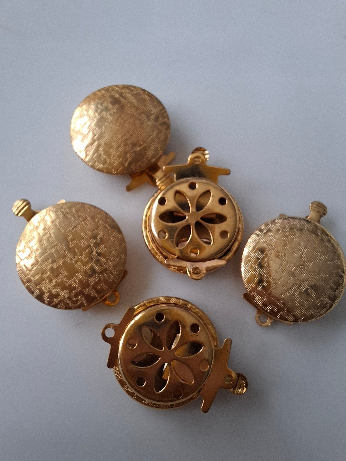 5 stuks bedels hangers metaal goud, Sieraden, Tassen en Uiterlijk, Kettinghangers, Overige materialen, Overige voorstellingen