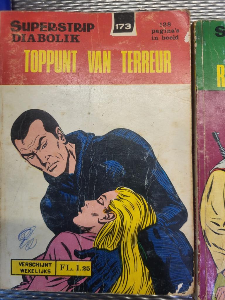 Diabolik Superstrip - Toppunt van Terreur & Reis Zonder Teru, Boeken, Meerdere stripboeken, Ophalen of Verzenden, Gelezen, Angela en Luciana Giussani