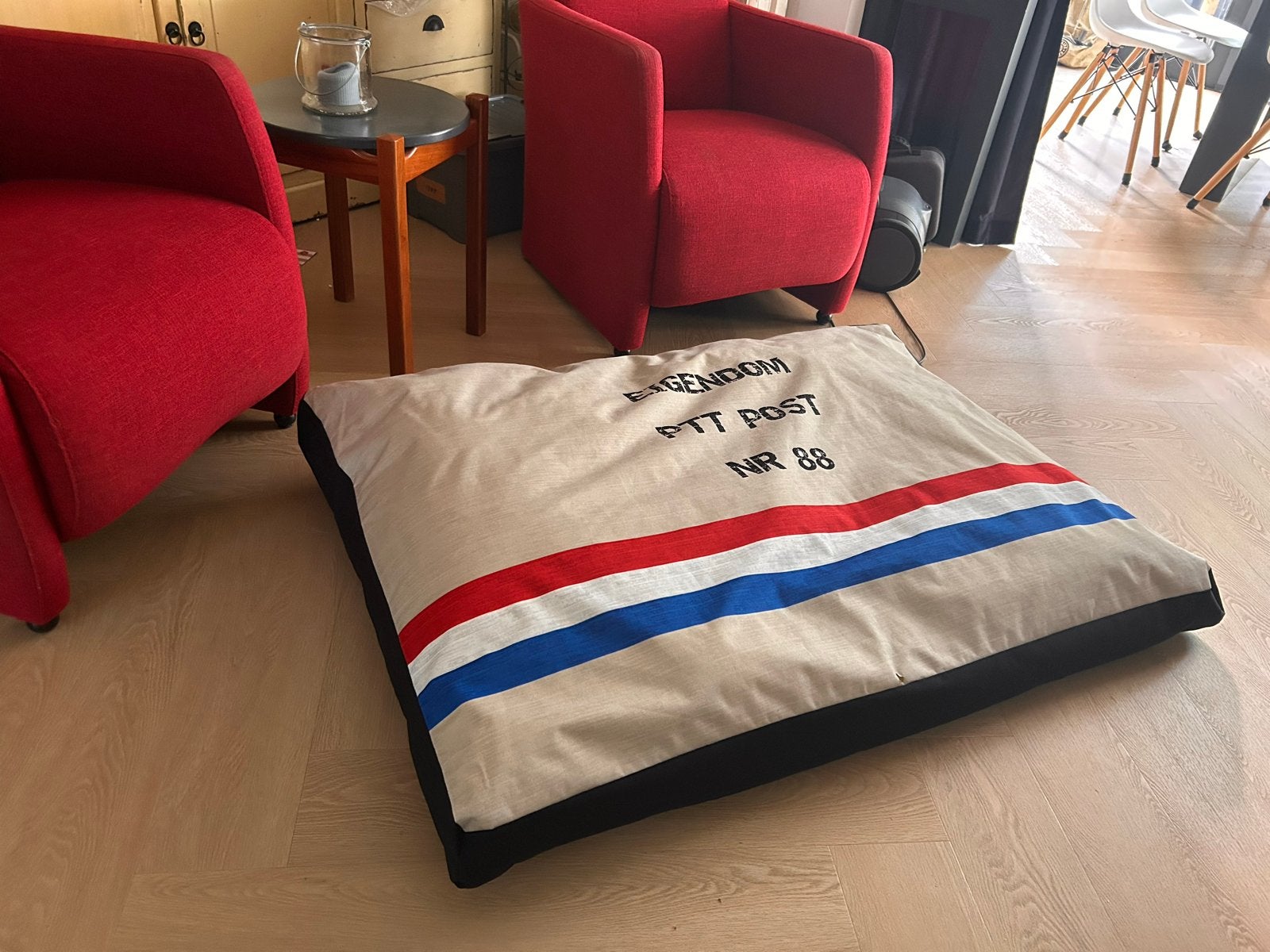 Groot hondenkussen.  PTT Post design, Dieren en Toebehoren, Hondenmanden, Zo goed als nieuw, Overige, Ophalen