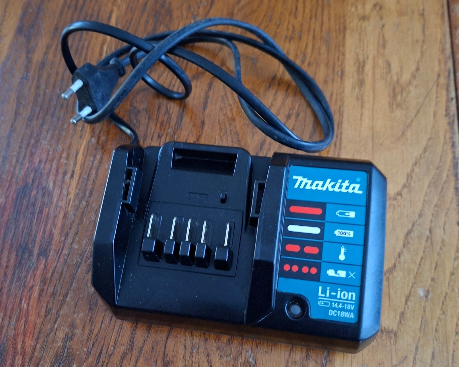 Defecte Makita DC18WA U oplader voor onderdelen, Ophalen of Verzenden, Gebruikt, Overige typen