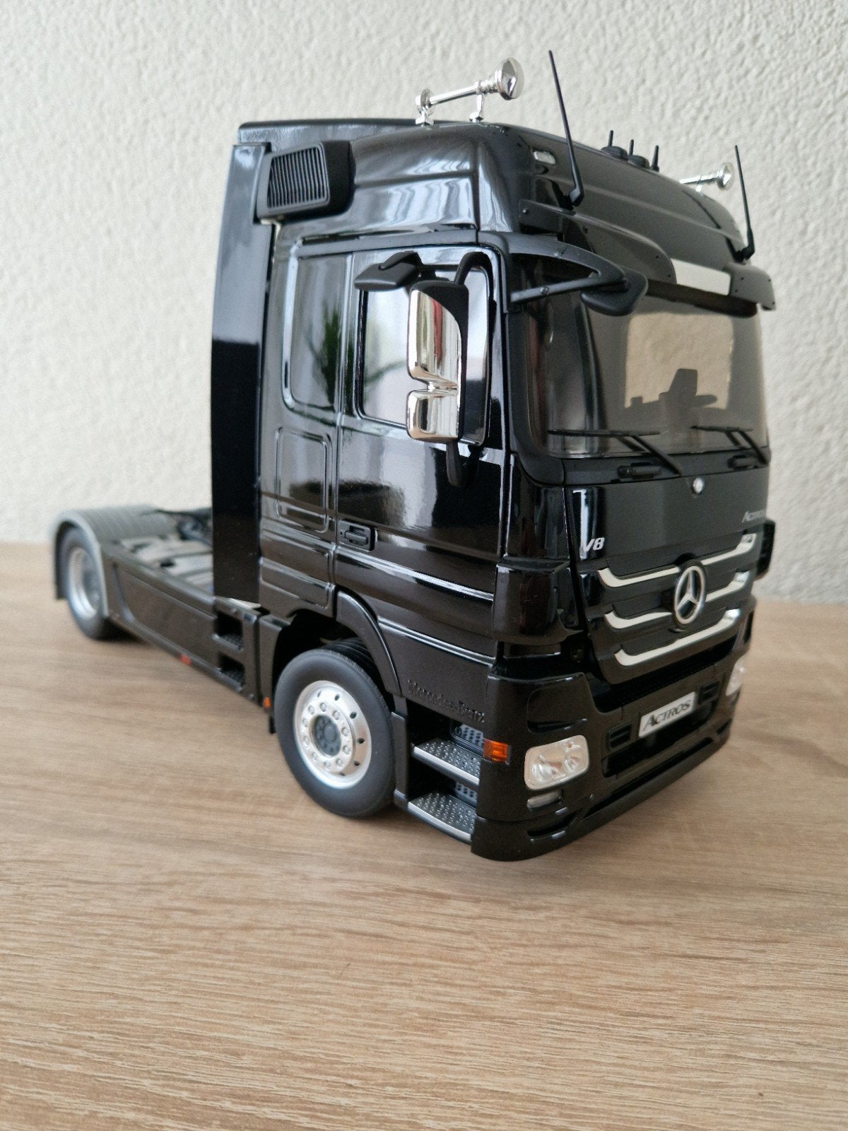 Mercedes-Benz Actros V8 1:18, Ophalen of Verzenden, Zo goed als nieuw, Motor, Overige merken