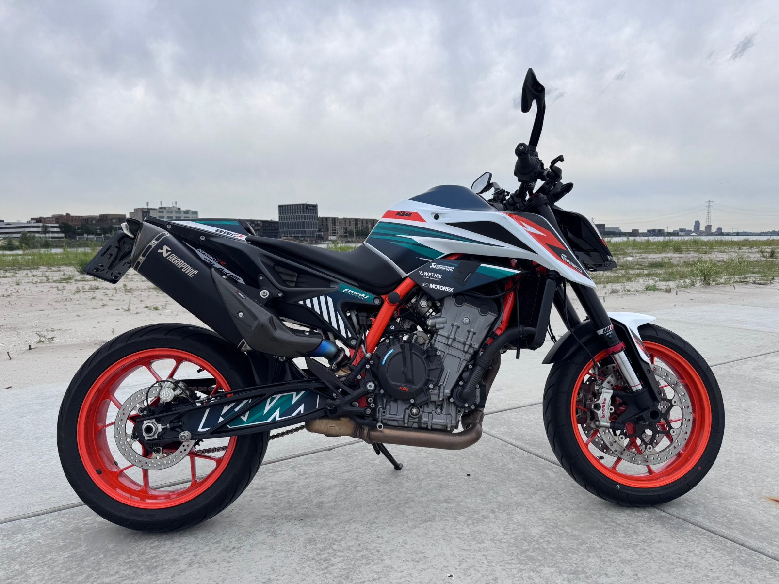 KTM Duke 890r Akrapovic, Motoren, Motoren | KTM, Particulier, Naked bike, meer dan 35 kW, 2 cilinders, Motorrijbewijs A, ABS, Cruise Control