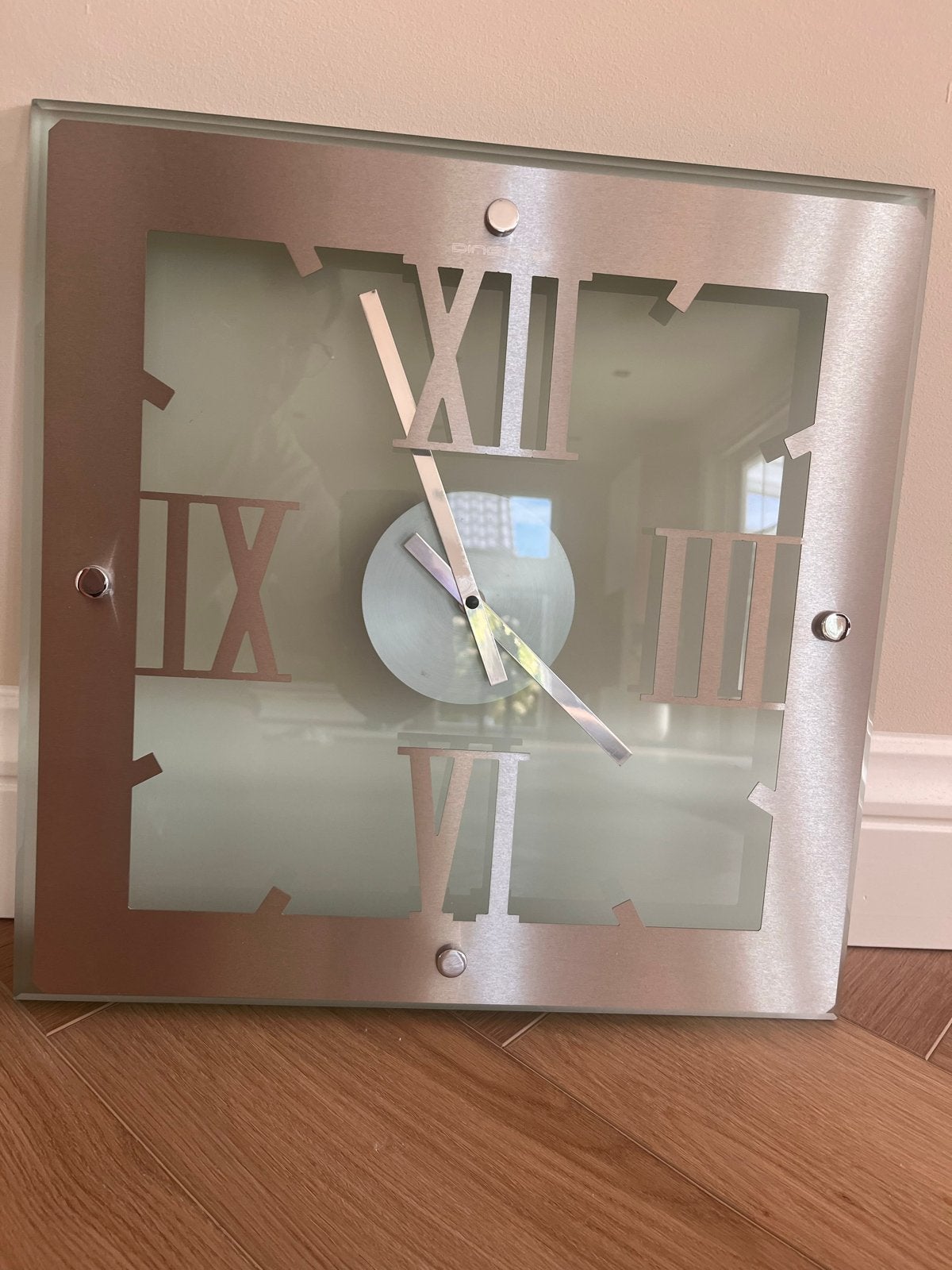 Moderne Wandklok - Dingens Design, Analoog, Werkt op batterijen, Ophalen of Verzenden, Zilver