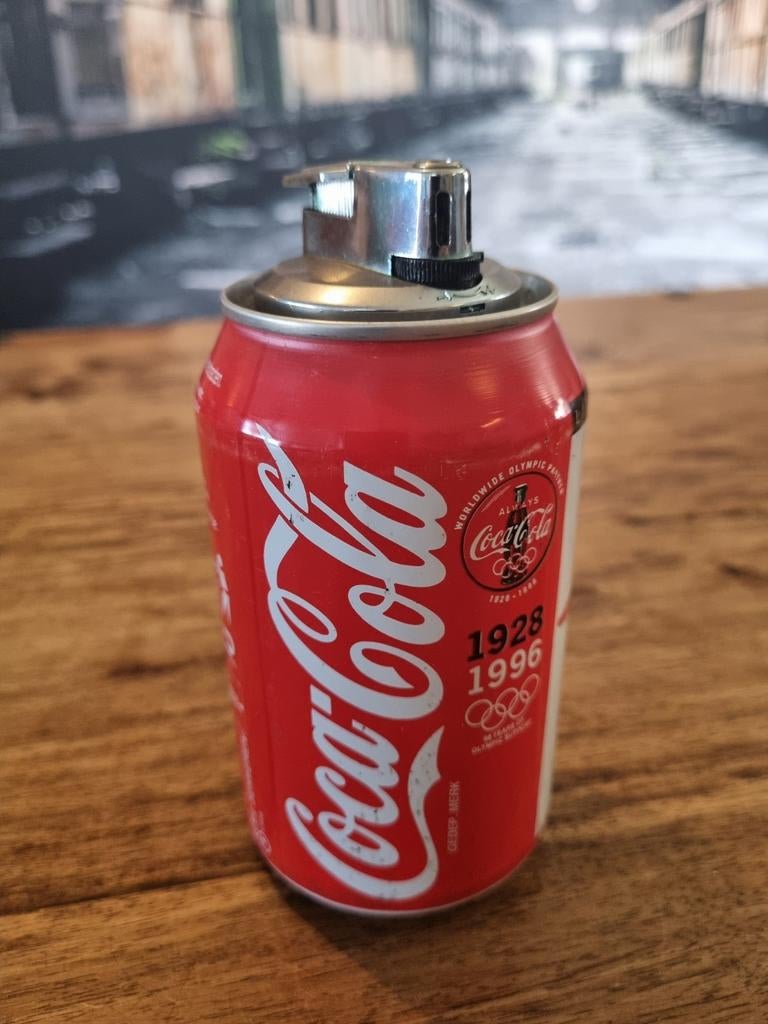Coca-Cola Olympische Spelen aansteker blikje, Ophalen of Verzenden, Gebruikt, Gebruiksvoorwerp