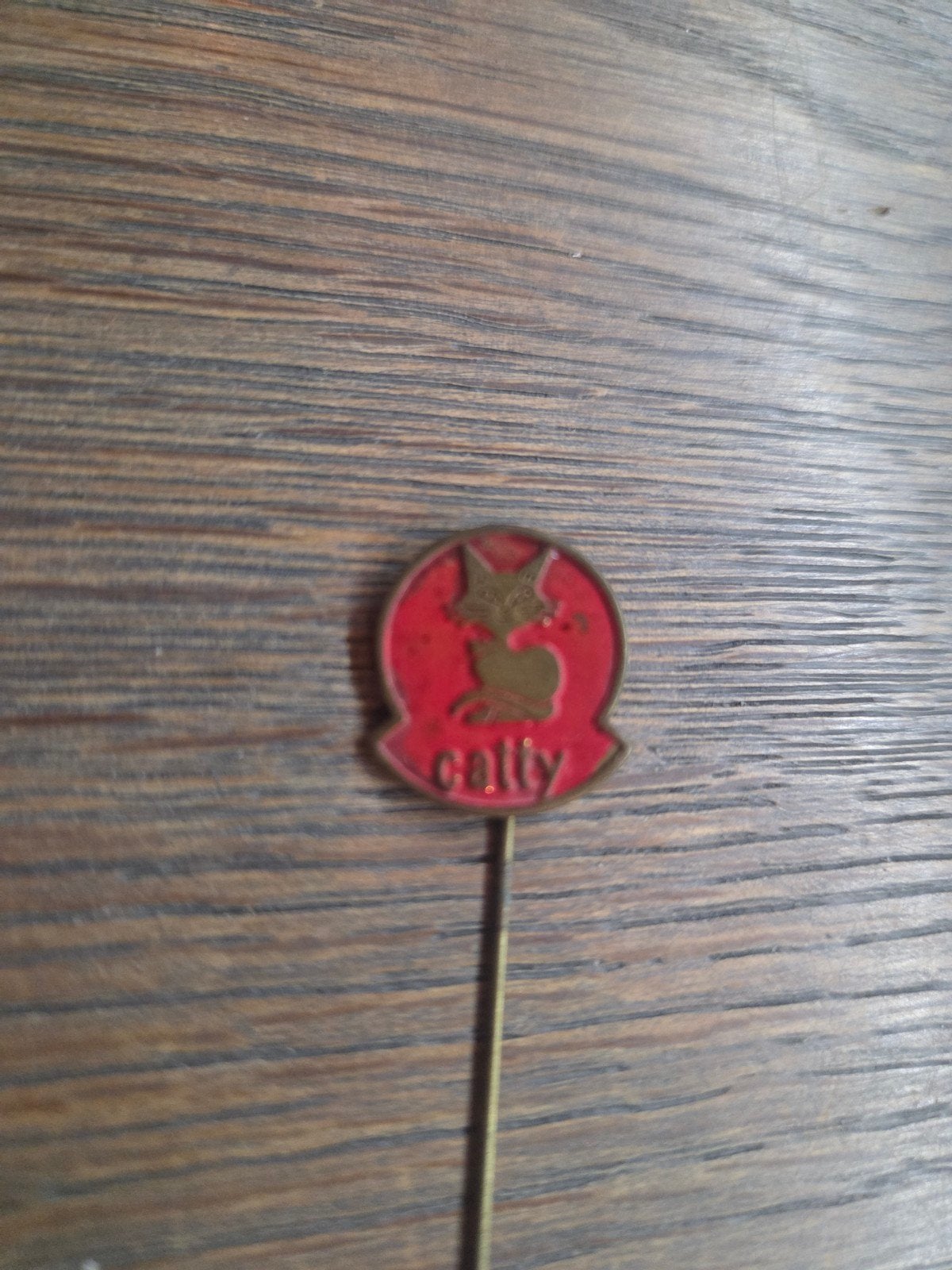 Vintage Catty kat speldje/pin - Rood met gouden kat, Ophalen of Verzenden, Gebruikt, Dier of Natuur, Speldje of Pin
