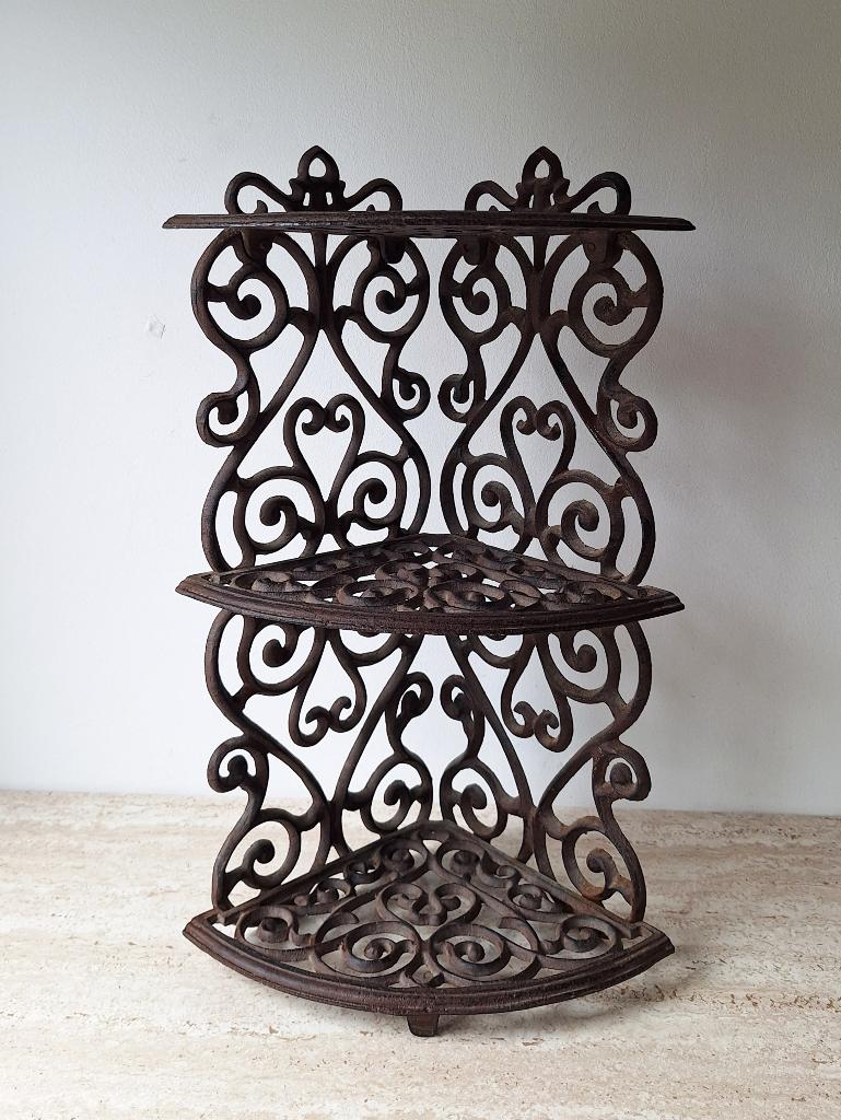 Brocante Gietijzeren hoek etagere, Ophalen of Verzenden, Gebruikt