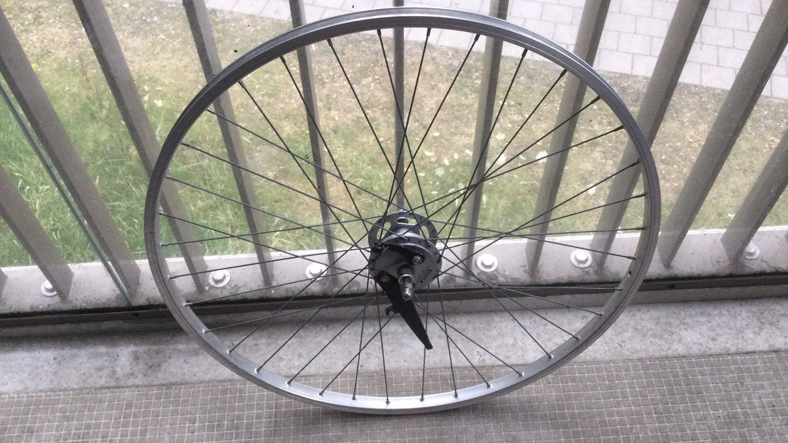 Voorwiel 28 “ met trommelrem, Ophalen, Zo goed als nieuw
