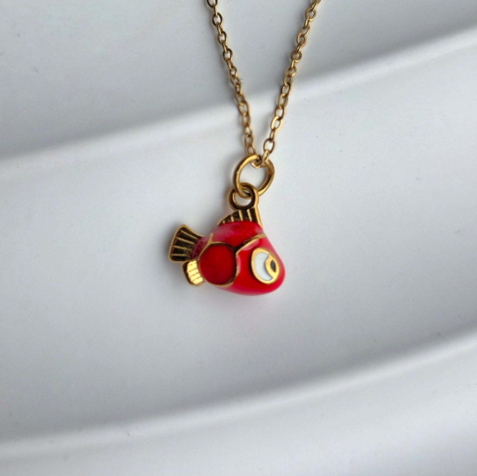 Roestvrijstalen ketting met rode vis hanger (45+5cm), Overige materialen, Verstelbaar, Nieuw, Ophalen of Verzenden