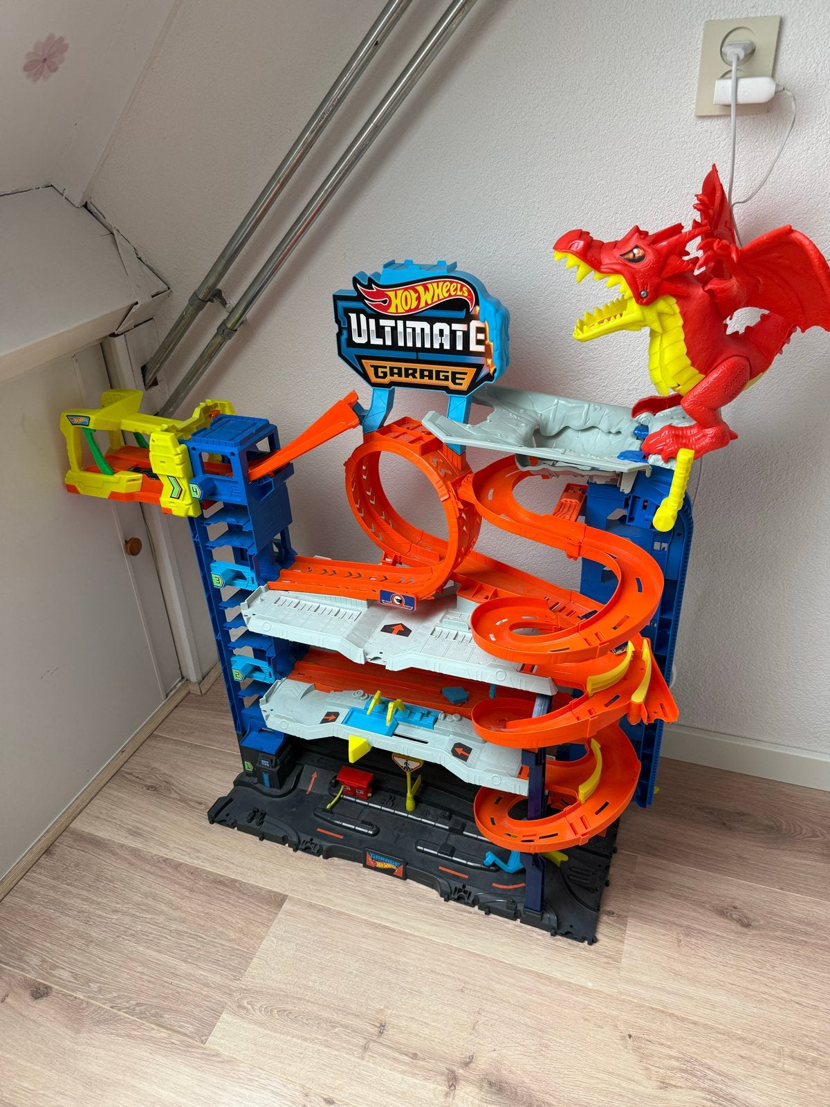 Hot Wheels Ultimate Garage met draak en 2 auto's, Ophalen, Gebruikt