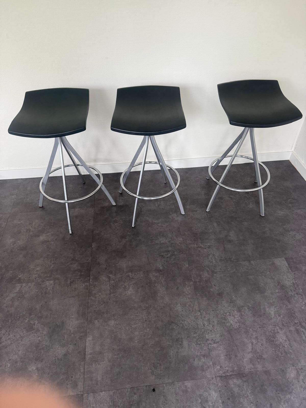 Set van 3 moderne barkrukken - Zwart met metalen onderstel, Ophalen, Kunststof, Gebruikt, 60 tot 90 cm