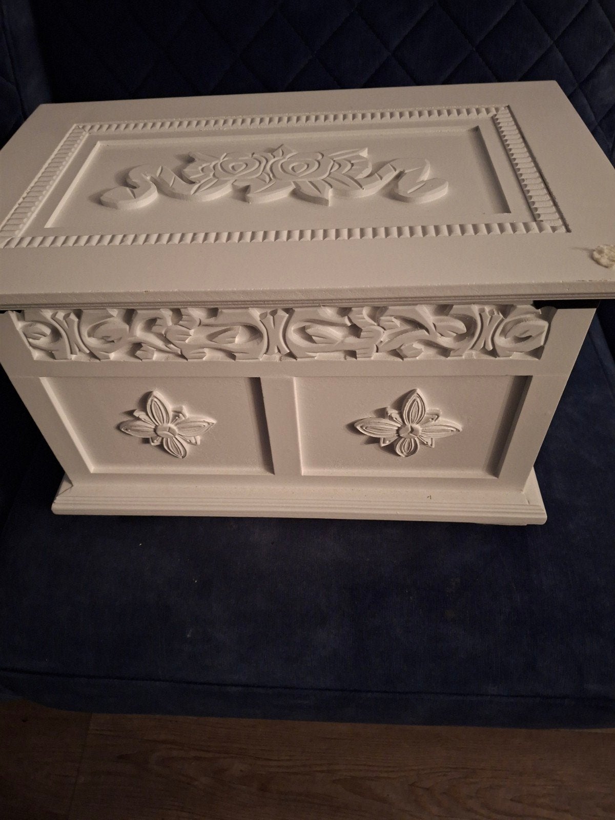 Decoratieve witte houten kist met sierlijke details, Gebruikt, 50 tot 100 cm, Ophalen of Verzenden, 5 – 50