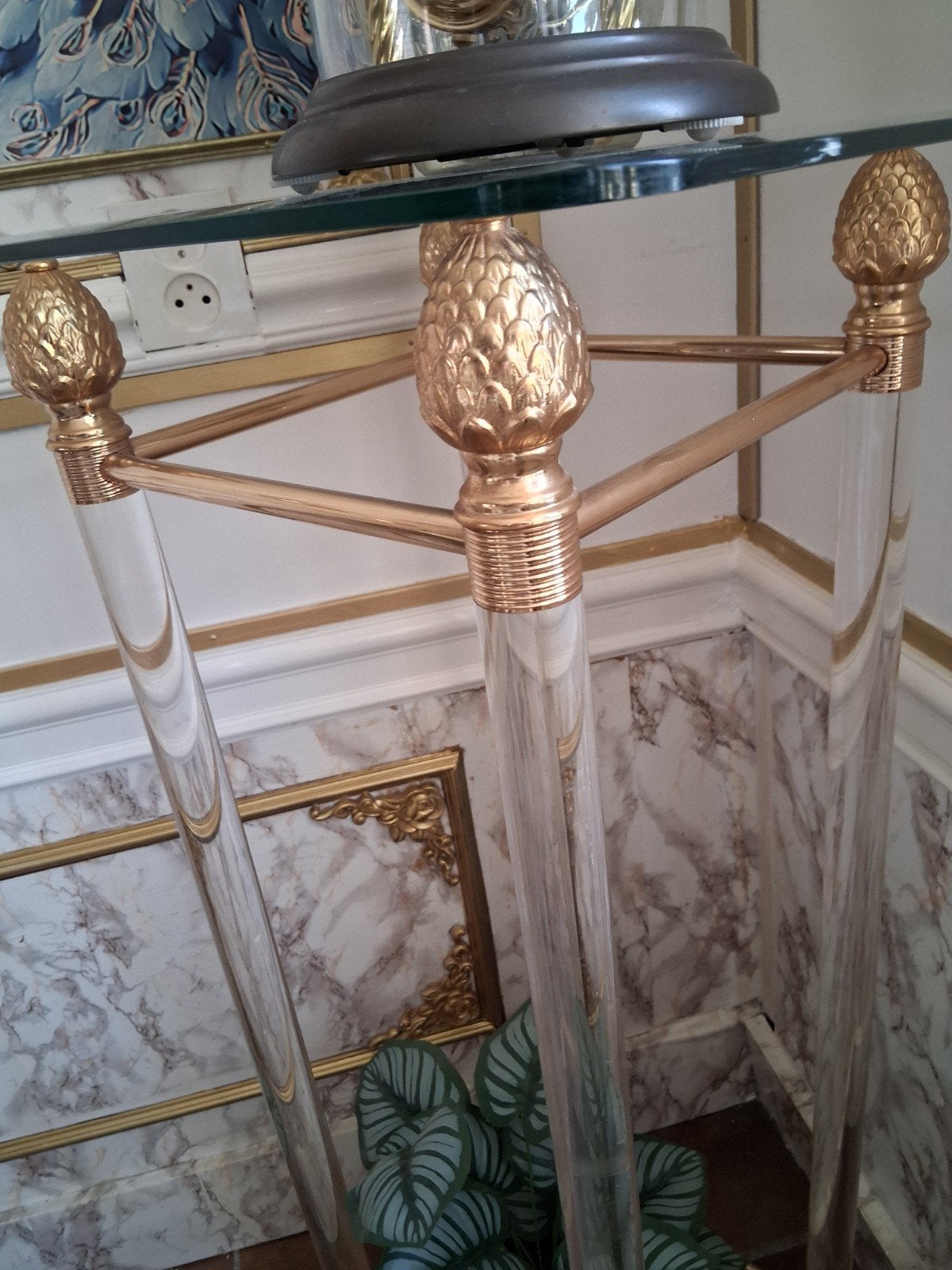 Elegante pilaar met glazen blad en gouden accenten, Huis en Inrichting, Woonaccessoires | Zuilen en Pilaren, Ophalen, Gebruikt