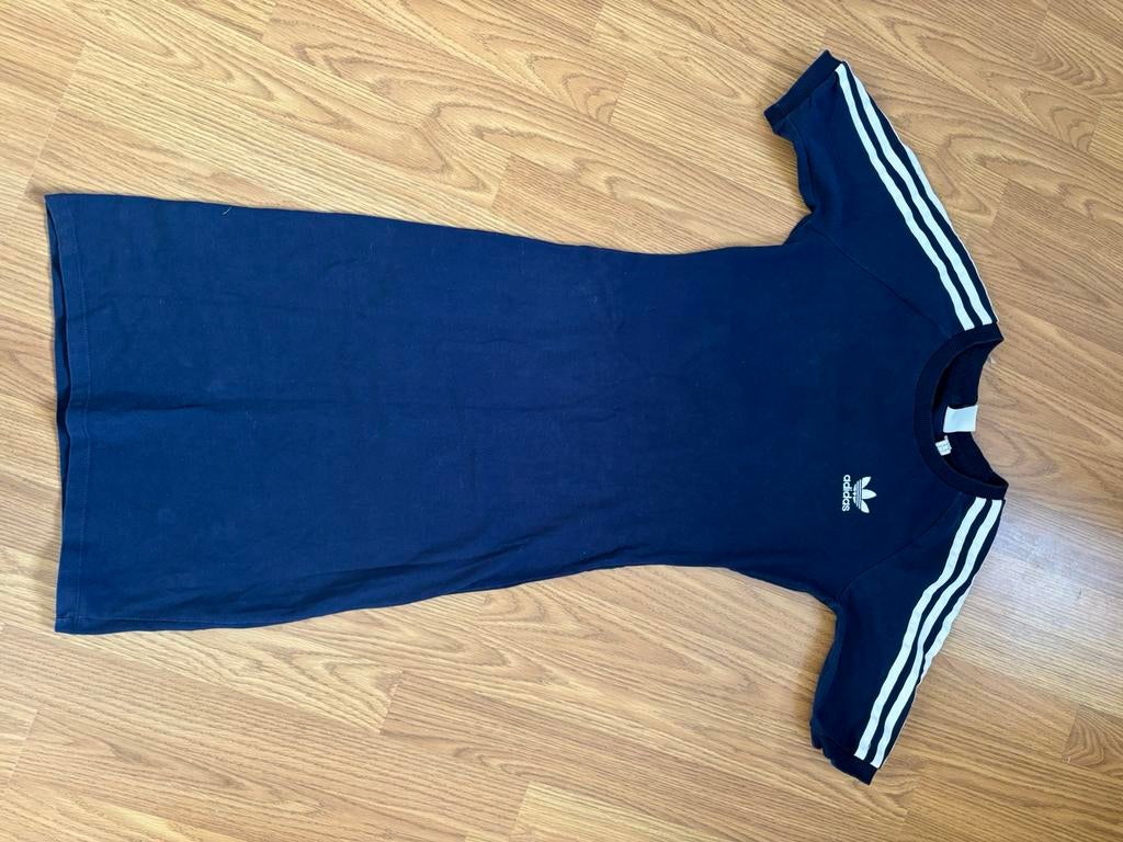 Leuk sportief Adidas jurkje, Kleding | Dames, Jurken, Ophalen of Verzenden, Zo goed als nieuw, Blauw, Boven de knie