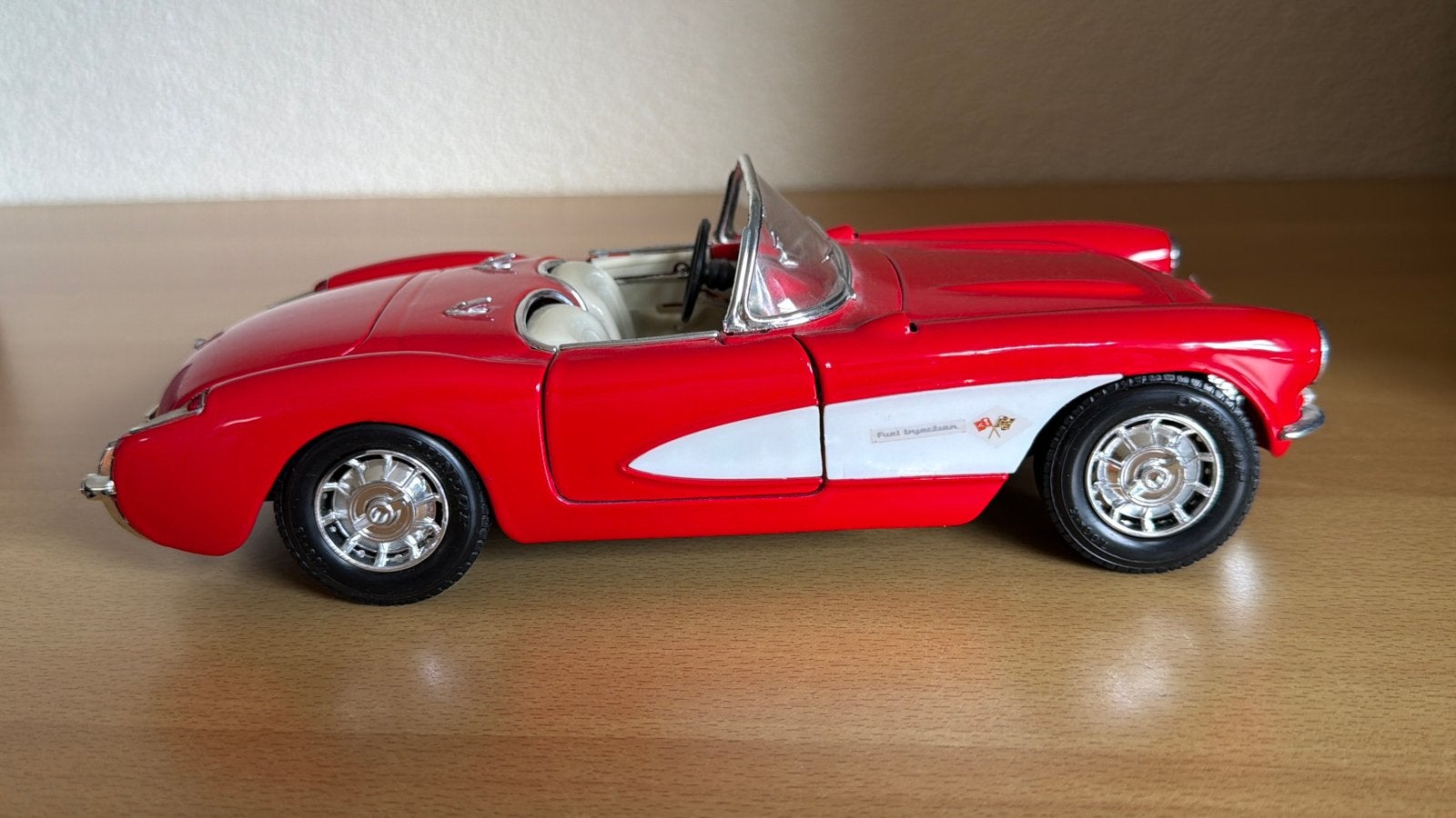 Road Tough 1:18 Chevrolet Corvette C1 (1957) Rood/Wit, Ophalen of Verzenden, Zo goed als nieuw, Auto, Overige merken
