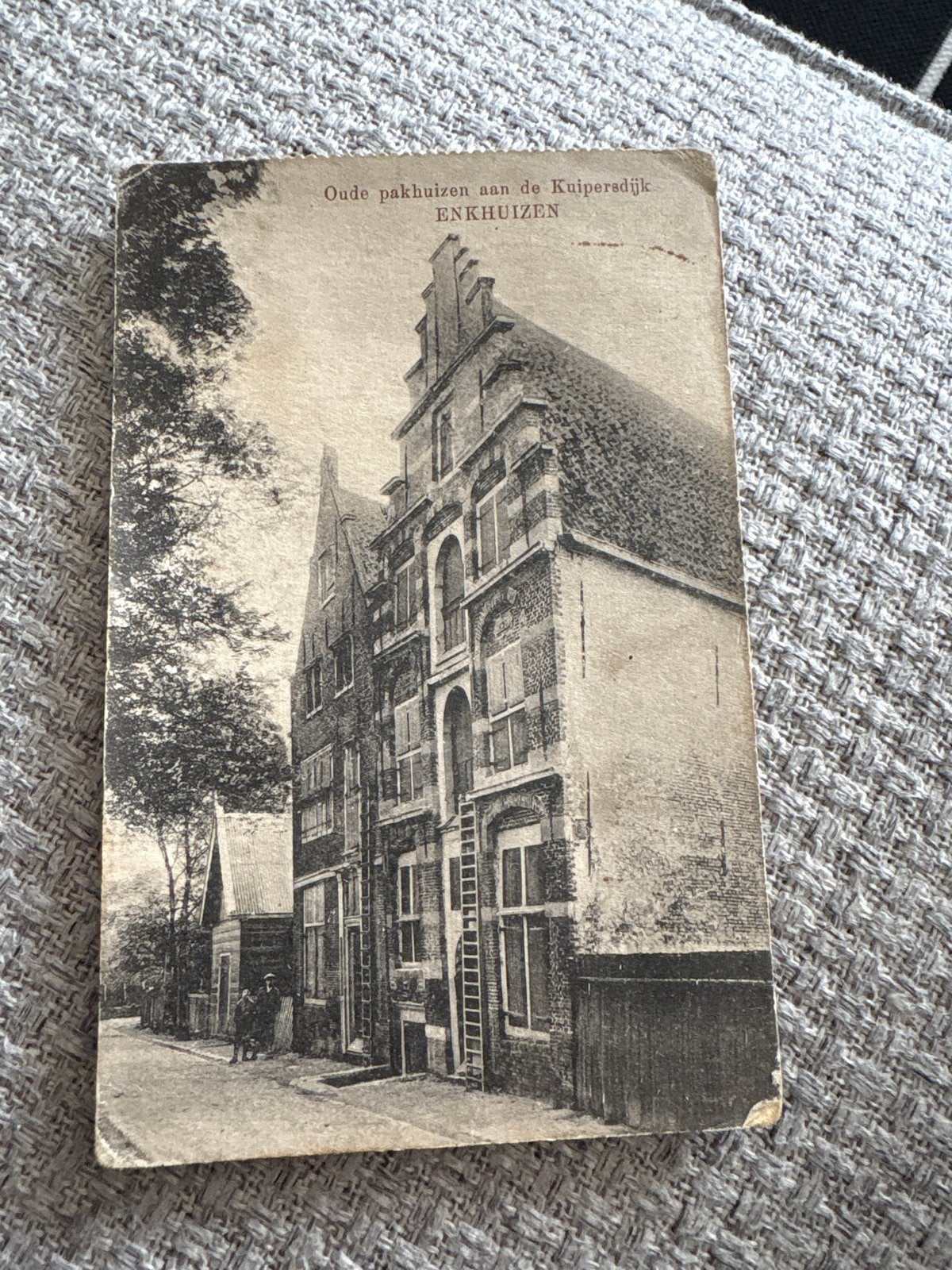 Oude pakhuizen aan de Kuipersdijk Enkhuizen - Gelopen, Ophalen of Verzenden, Voor 1920, Gelopen, Noord-Holland