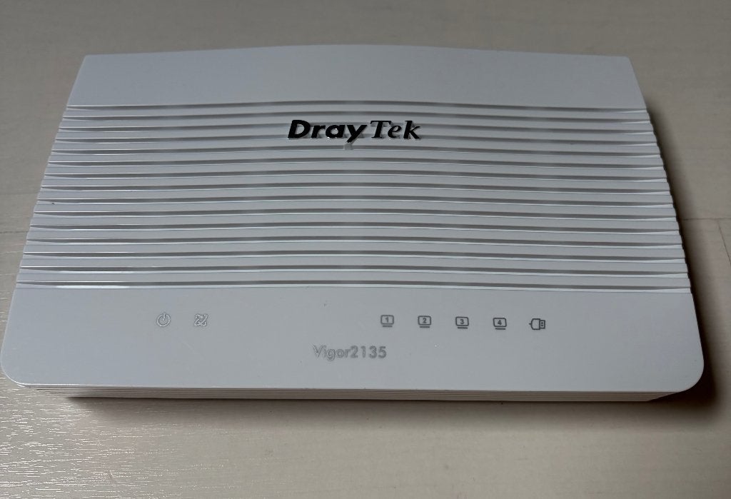 DrayTek Vigor 2135, Ophalen of Verzenden, Zo goed als nieuw, Router, Dray-Tek