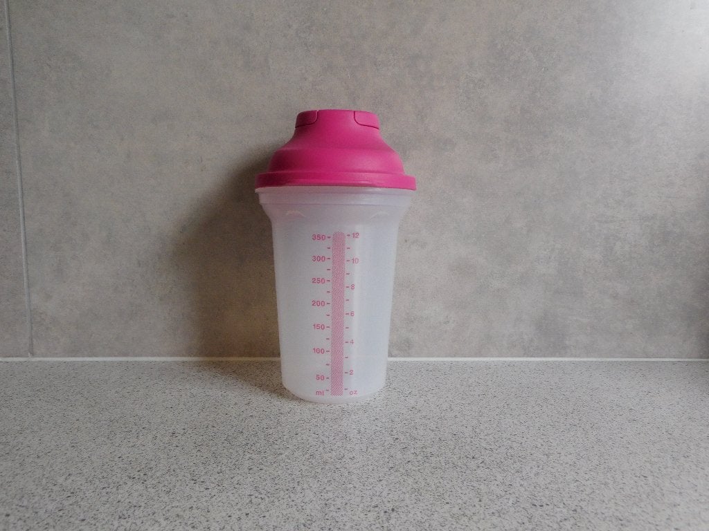 Tupperware Quick Shaker 450 ml. Roze, Ophalen of Verzenden, Zo goed als nieuw, Beker of Kan