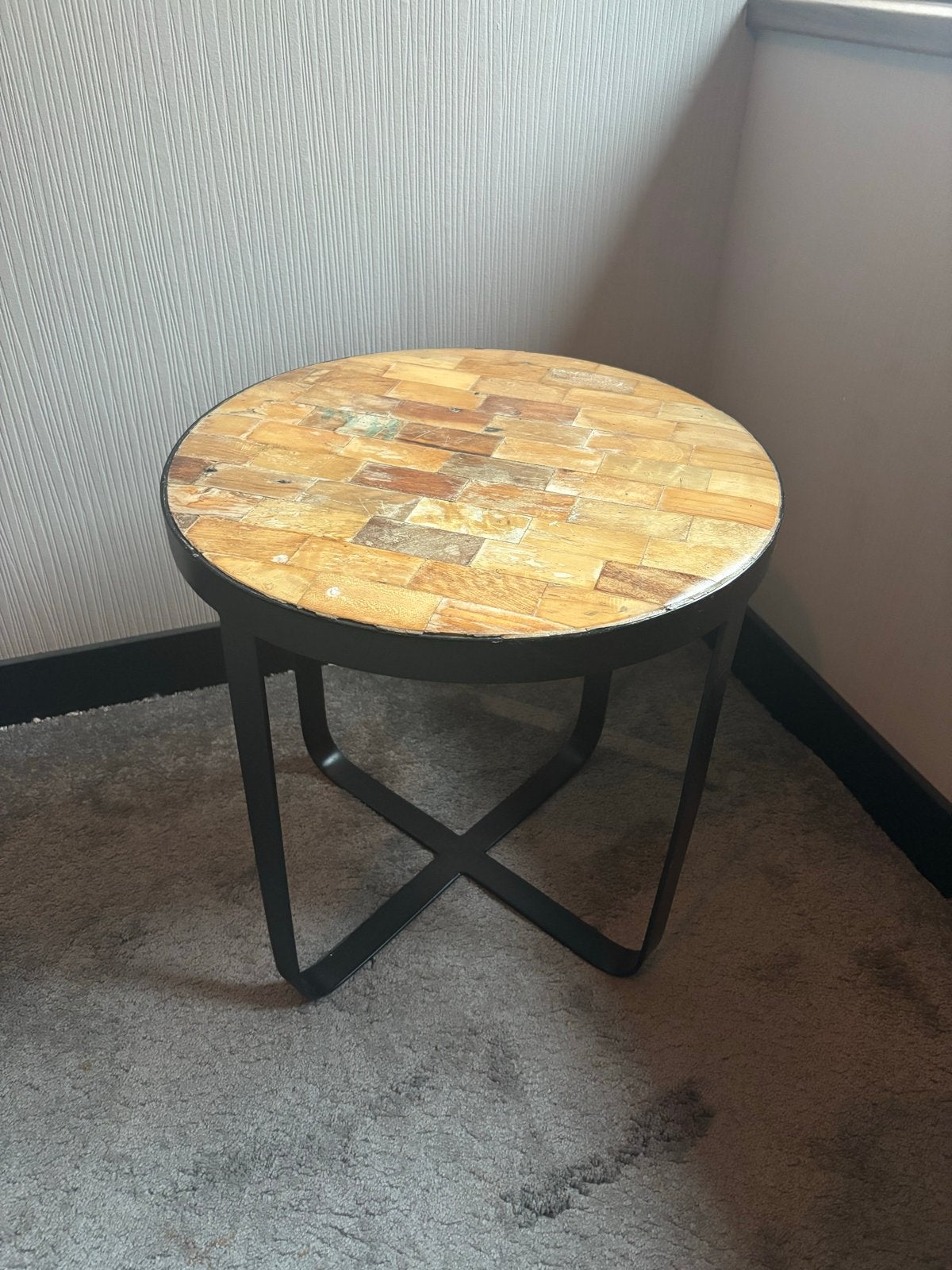 Ronde bijzettafel met houten blad en metalen onderstel, Ophalen, Minder dan 45 cm, Minder dan 55 cm, Gebruikt