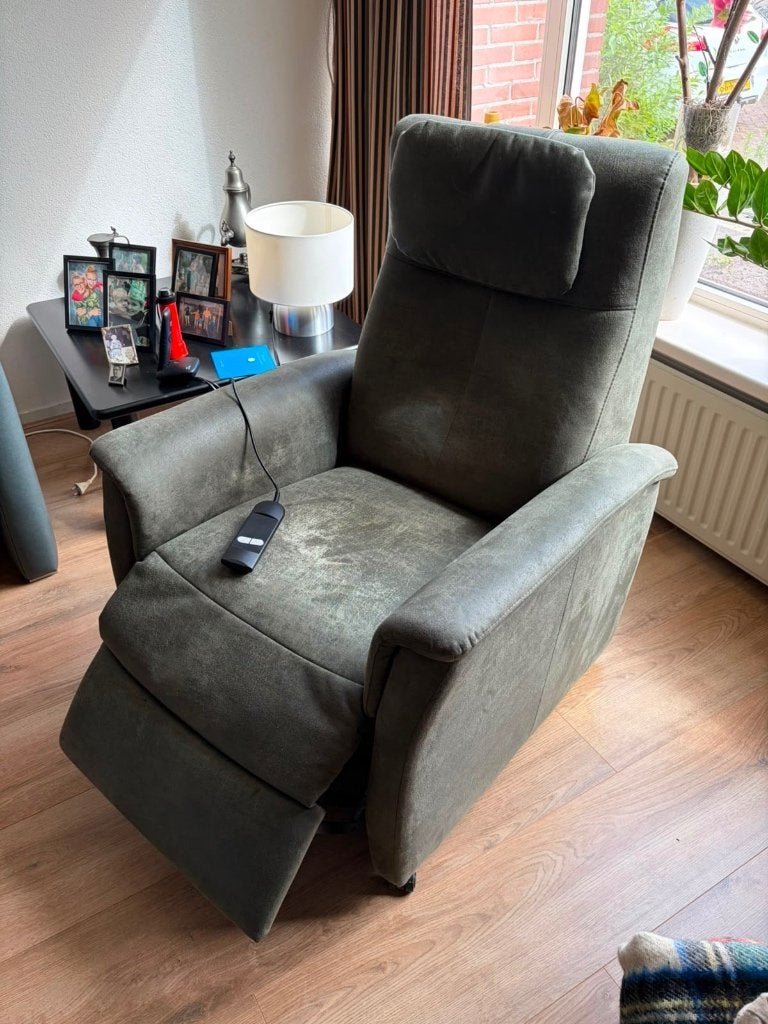 Sta op stoel met afstandsbediening, Huis en Inrichting, Fauteuils, Ophalen, Minder dan 75 cm, Leer, Zo goed als nieuw