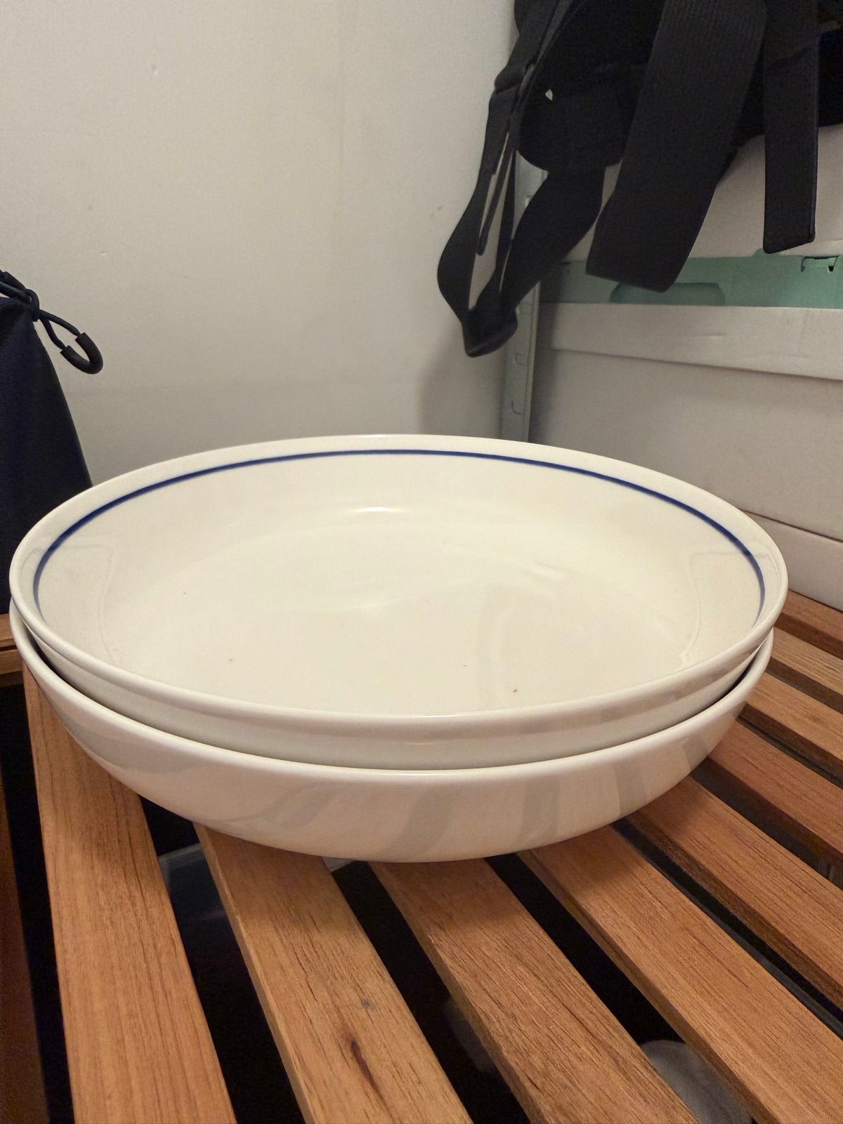 2x Hema pastaborden wit met blauw accent, Huis en Inrichting, Ophalen, Hema, Keramiek, Zo goed als nieuw