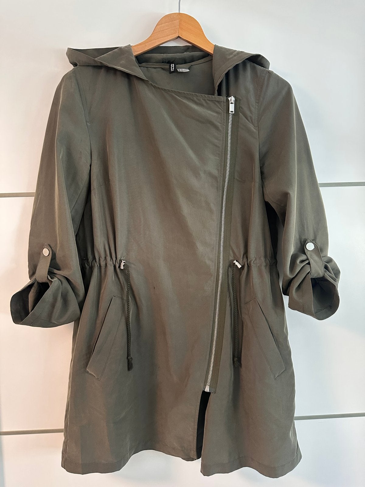 H&M Legergroen Zomerjasje met Capuchon en Asymmetrische Rits, Ophalen of Verzenden, Zo goed als nieuw, Maat 34 (XS) of kleiner