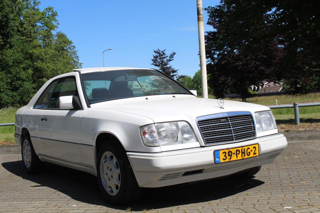 Mercedes-Benz E-Klasse 220 Elegance *94000KM!* ALS NIEUW! Vo, Auto's, Oldtimers, Voorwielaandrijving, Stof, 2199 cc, 150 pk