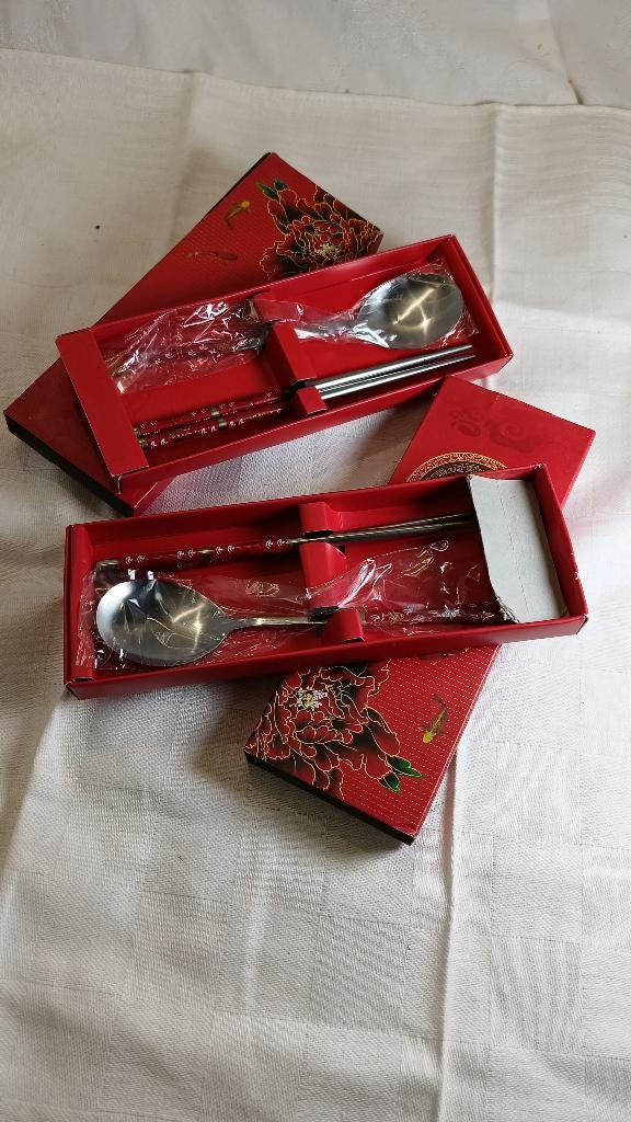 2x eetstokjes met lepel set in rode cadeau doos, Ophalen of Verzenden, Zo goed als nieuw, Overige materialen, Los bestek