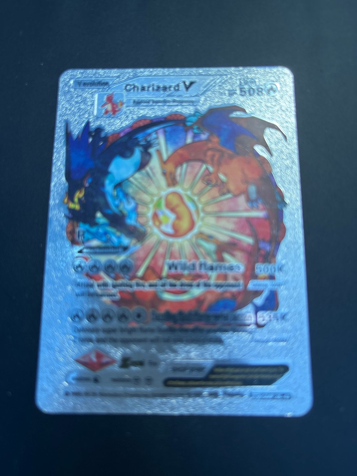 Charizard V Metalen Pokémon Kaart - Zeldzaam Verzamelobject, Ophalen of Verzenden, Zo goed als nieuw, Losse kaart, Foil