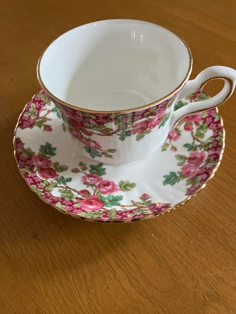 Royal Stafford Olde English Garden Kop en Schotel, Ophalen of Verzenden, Zo goed als nieuw, Porselein, Kop en/of schotel