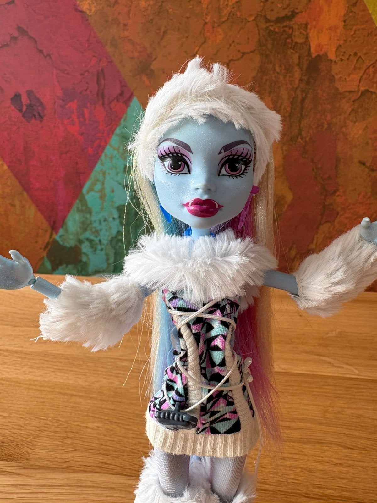 Monster high abbey bominable g1 signature 2011, Ophalen of Verzenden, Zo goed als nieuw
