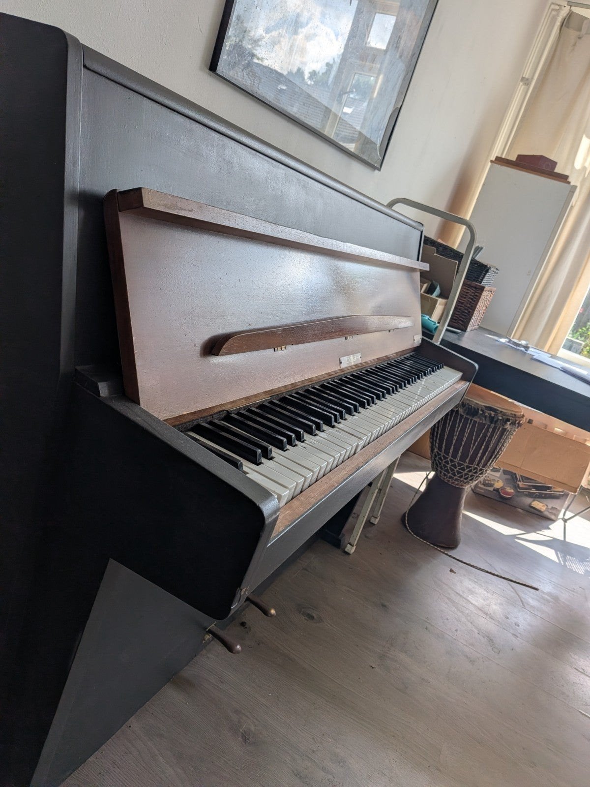 Gebruikte piano, zwart met houten accenten, Muziek en Instrumenten, Ophalen, Gebruikt, Zwart, Piano
