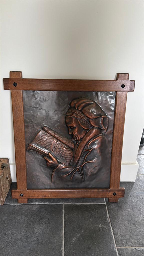 Vintage koperen relief in eikenhouten lijst, lezende vrouw, Ophalen of Verzenden, Rechthoekig, 50 tot 100 cm, Minder dan 100 cm